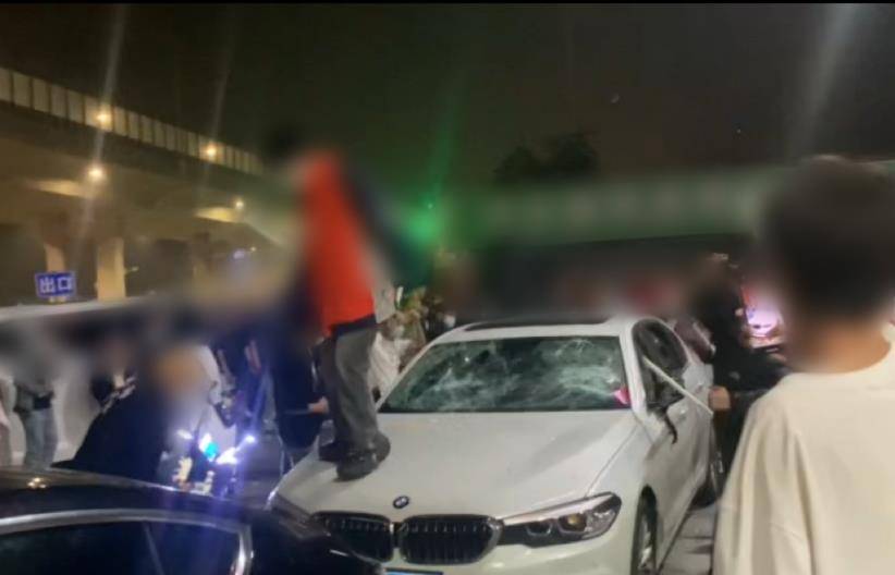 法林明高RJ足球_男子被追打躲进朋友宝马车法林明高RJ足球,人车遭打砸群殴,警方:已抓获23人,两伤者无生命危险