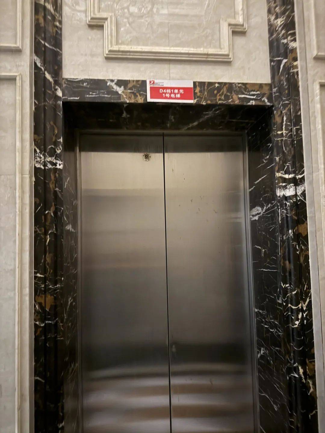 皇冠信用网在线注册_电梯更换单根钢丝要5万多元皇冠信用网在线注册!南宁一小区业主质疑物管“维修套利”