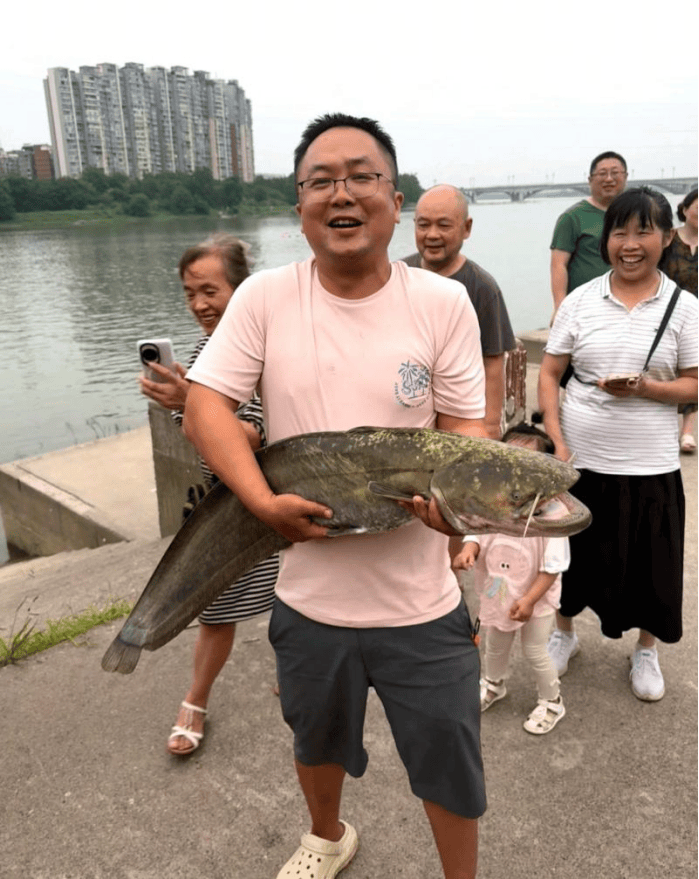 皇冠代理注册_四川一男子钓1米长大鱼后放生皇冠代理注册，围观者高呼“卖给我”，回应：钓鱼是为娱乐