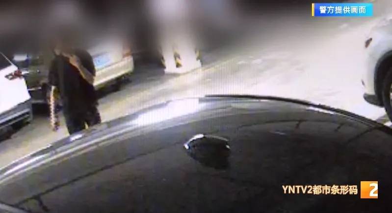 英格兰超级联赛
_凌晨怪事！男子提着茅台袋子在车库英格兰超级联赛
，翻垃圾桶竟为了.....