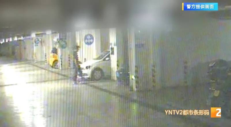 英格兰超级联赛
_凌晨怪事！男子提着茅台袋子在车库英格兰超级联赛
，翻垃圾桶竟为了.....