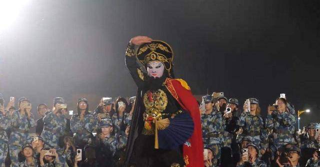 英格兰挑战杯外围赛_兰州大学军训期间大一女生表演川剧吐火英格兰挑战杯外围赛,校方:学生来自东北,因个人爱好自学