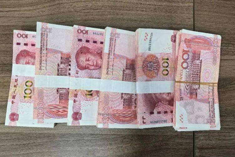 埃及超级联赛_路边发现可疑包裹埃及超级联赛,一男子鬼鬼祟祟……民警打开后惊呆了