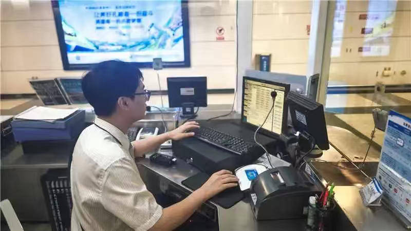 东北乐天金鹰队vs垮玉西武狮子队_一根牙签“抢”回25万元!一老年乘客手机被“黑”东北乐天金鹰队vs垮玉西武狮子队,地铁值班站长紧急取卡