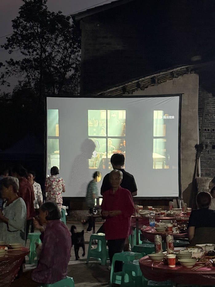 牙买加超级联赛_22岁绝症女孩宴请全村看电影牙买加超级联赛，哽咽嘱托村民：“我走后，请替我关照父母”