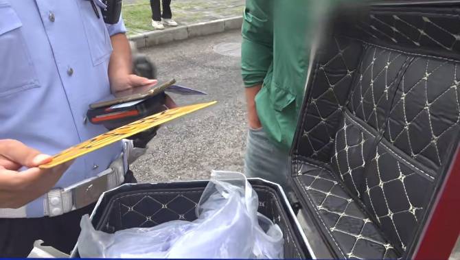 皇冠信用盘如何注册_“你明白吗?”北京街头一驾驶员连怼交警皇冠信用盘如何注册!交警:我不明白