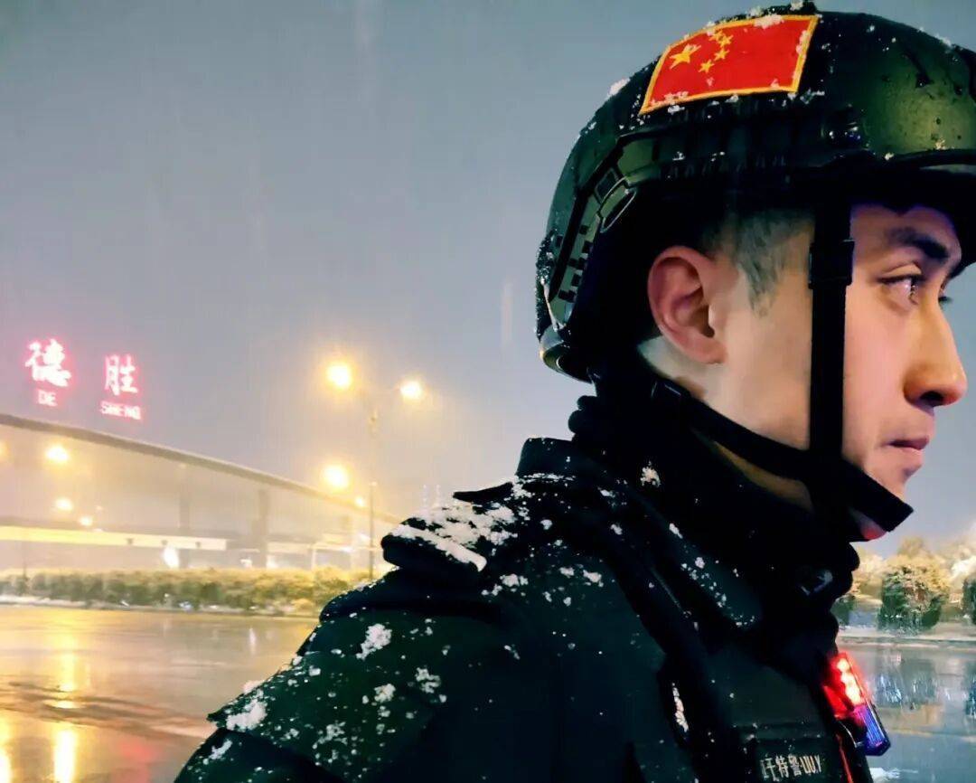 皇冠信用登3代理_杭州1米99“大长腿”交警火出圈皇冠信用登3代理,本人回应:不要关注我,这群人更了不起