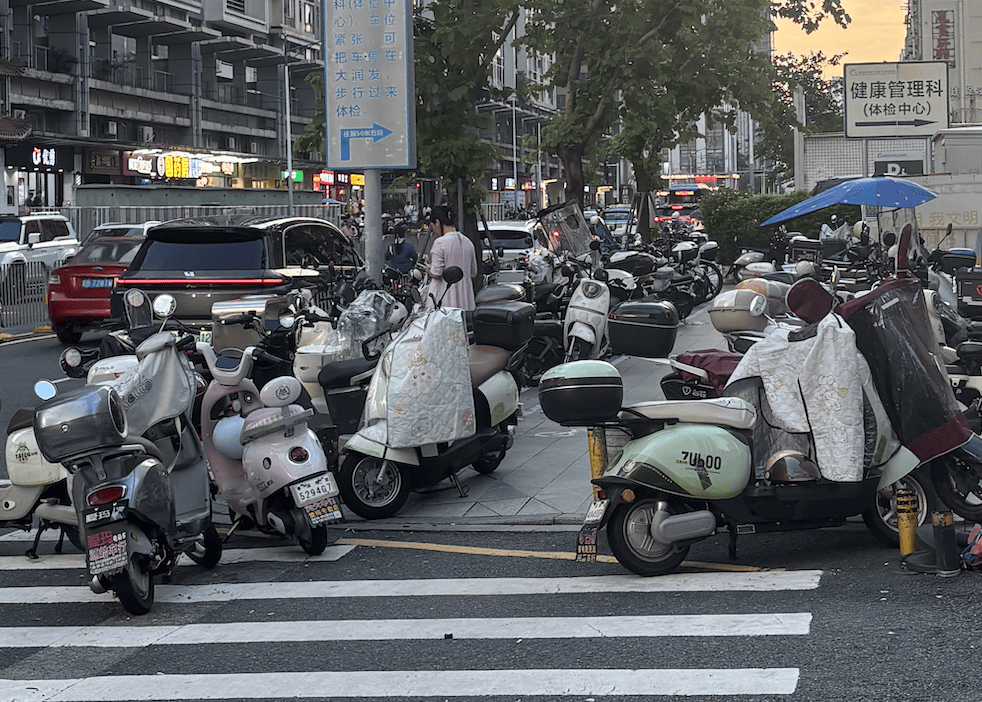 皇冠信用网押金多少_深圳一医院门口被指“举步维艰”皇冠信用网押金多少!整治后记者实探:仍很堵