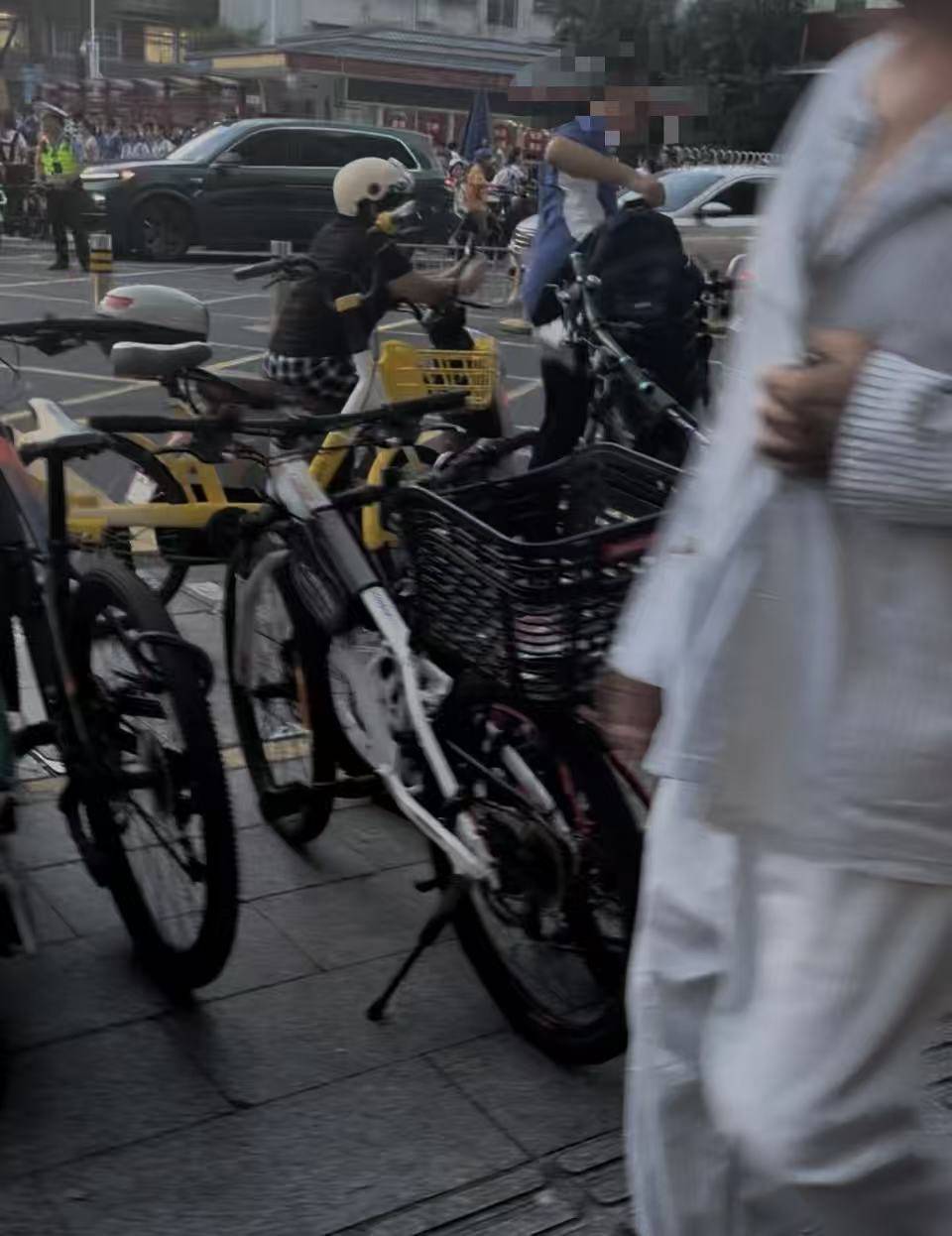 皇冠信用网押金多少_深圳一医院门口被指“举步维艰”皇冠信用网押金多少!整治后记者实探:仍很堵