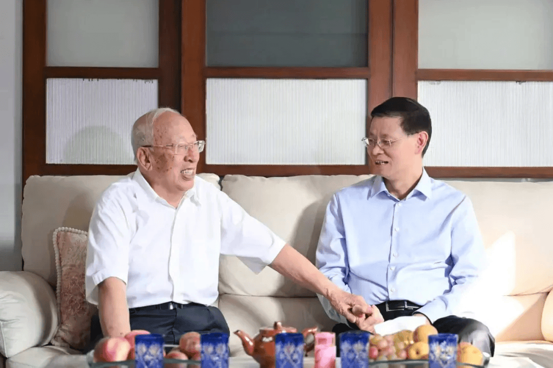 皇冠信用网开户_许昆林看望慰问正省级老同志