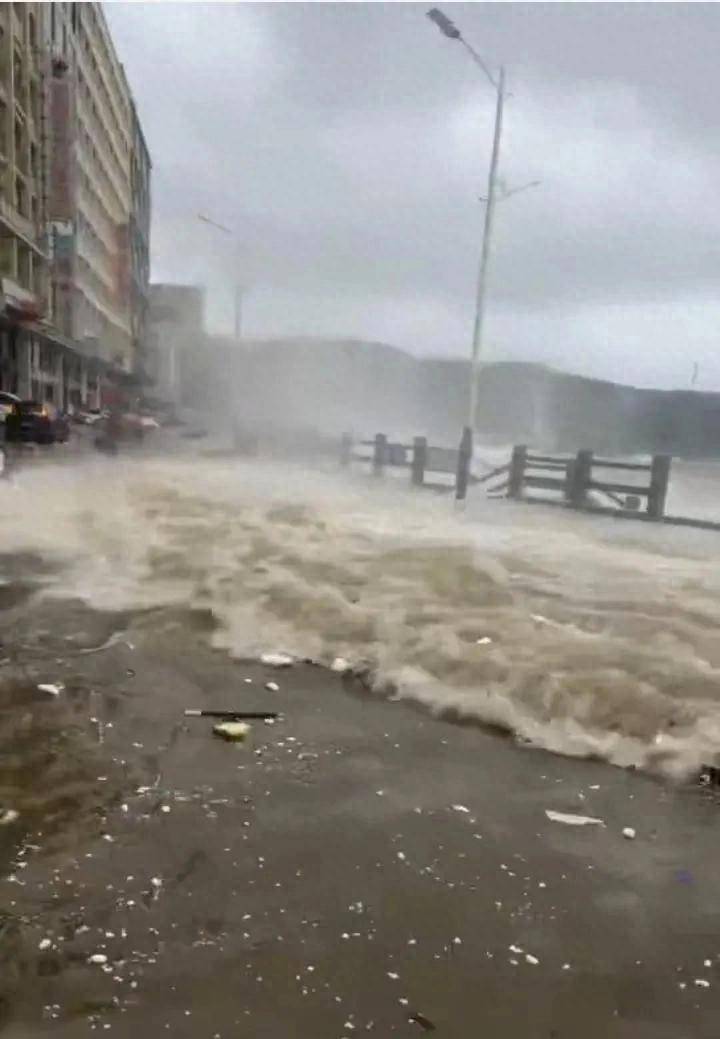 皇冠信用网登3代理_广东阳江一小镇遭海水倒灌皇冠信用网登3代理，小区被淹一片汪洋，当地：天文大潮叠加台风“麦德姆”所致