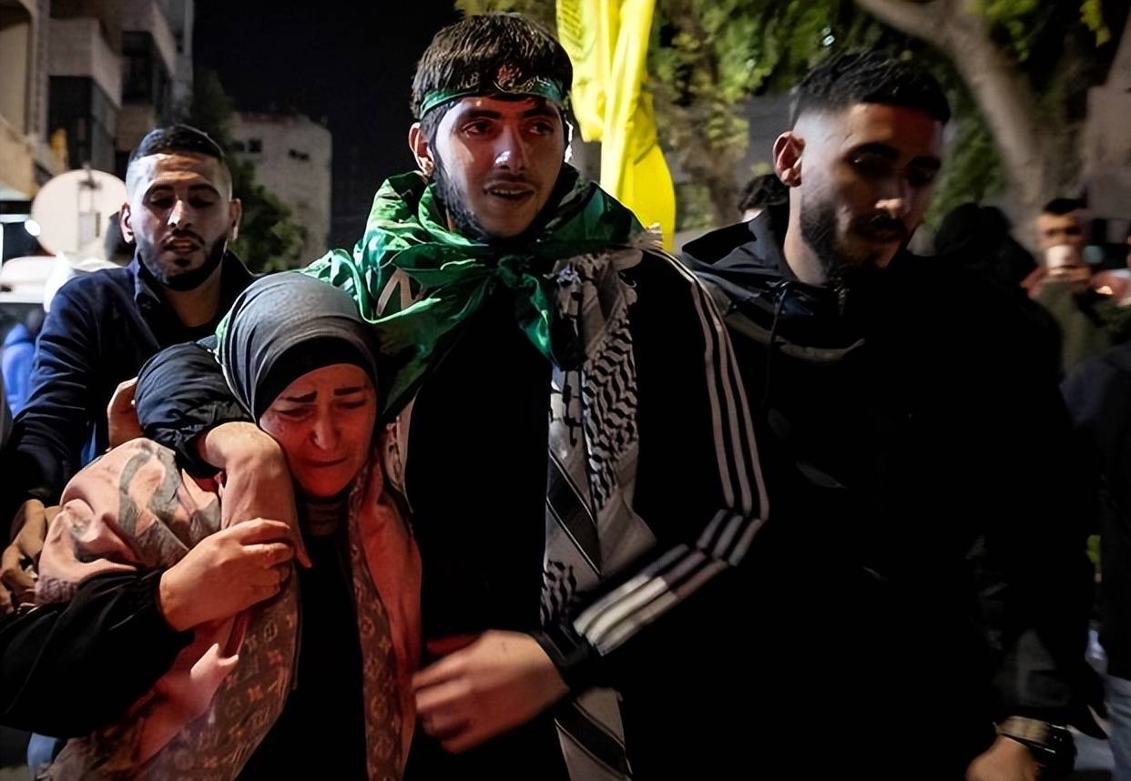 皇冠登一登二登三区别_哈马斯最后一刻签字投降皇冠登一登二登三区别,加沙民众涌上街头庆祝,以色列真会信守承诺?