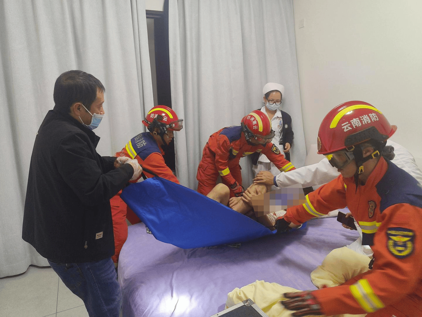 皇冠信用網账号申请
_男子在家独饮醉酒后凌晨打120求救 医生敲门无人应答皇冠信用網账号申请
，消防破门解救