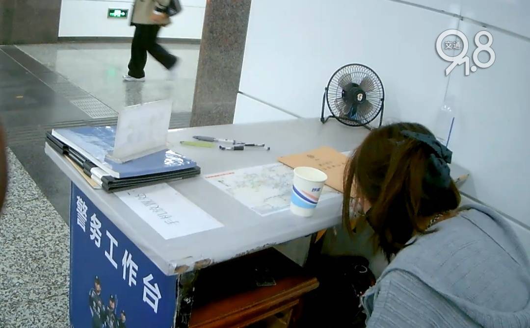 皇冠信用网怎么开户
_杭州地铁内皇冠信用网怎么开户
,女乘客突然崩溃大哭!紧接着……这一幕被拍下