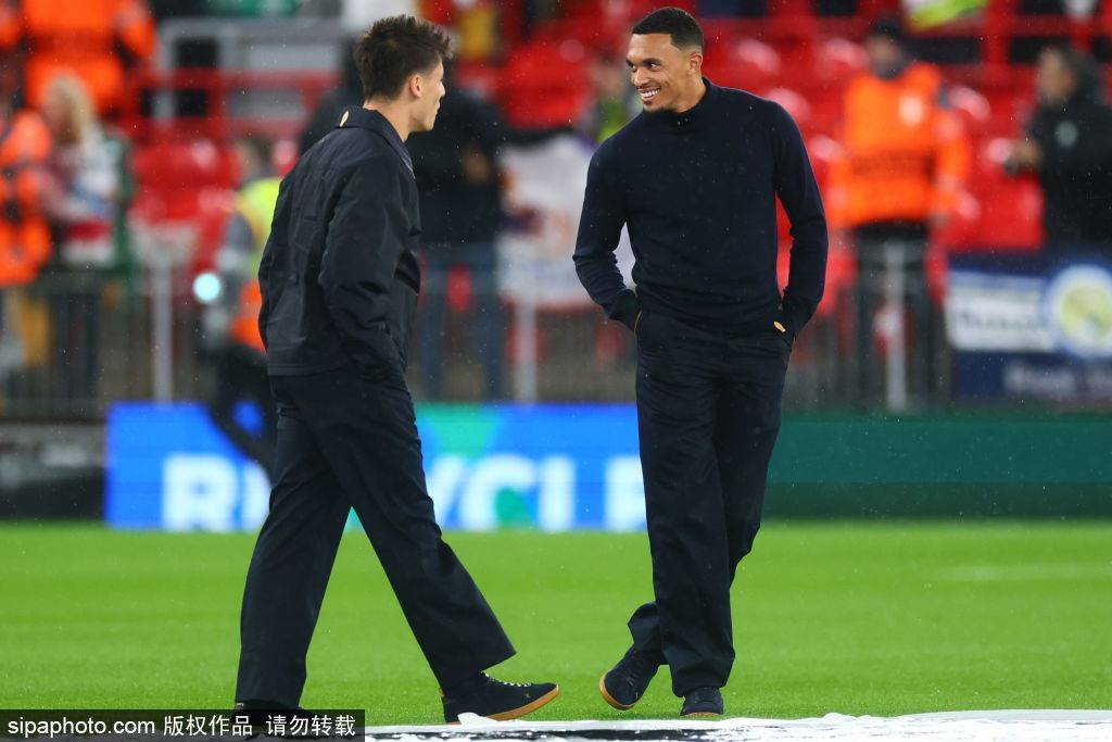 查尔顿 vs 西布朗
_姆巴佩与维尼修斯的迷失:3.3亿双星在安菲尔德的尴尬之夜