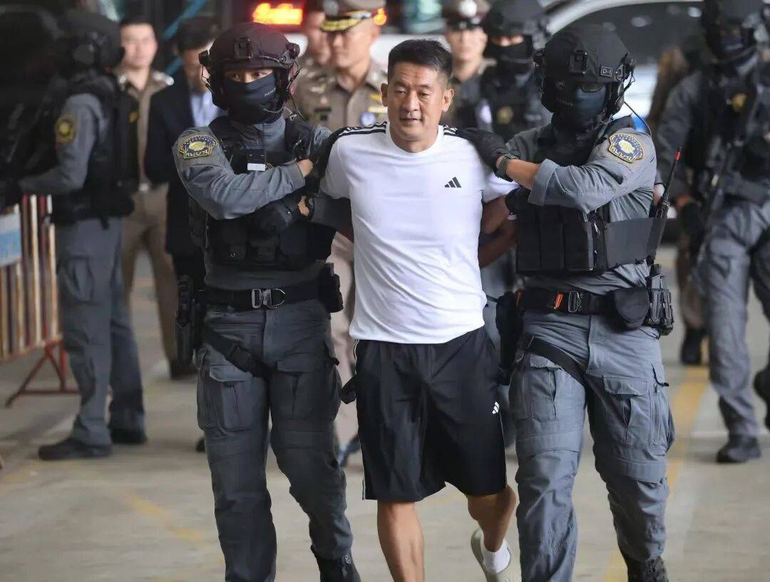 皇冠信用盘登3代理注册
_跨境网赌头目佘智江(湖南出生皇冠信用盘登3代理注册
,后获柬埔寨国籍),被引渡回中国