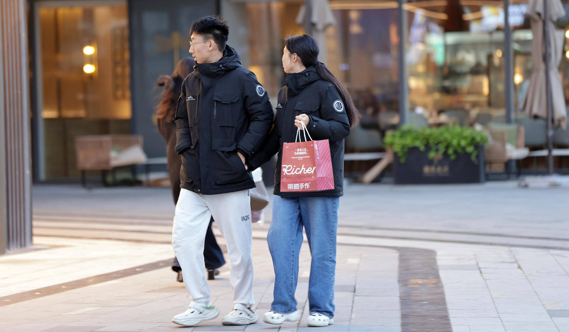 皇冠代理登录地址
_羽绒服涨价与猪肉降价有关?经济学家:有一定合理性皇冠代理登录地址
!行业协会:“白鸭绒一吨17万元涨到58万元”或引起误读