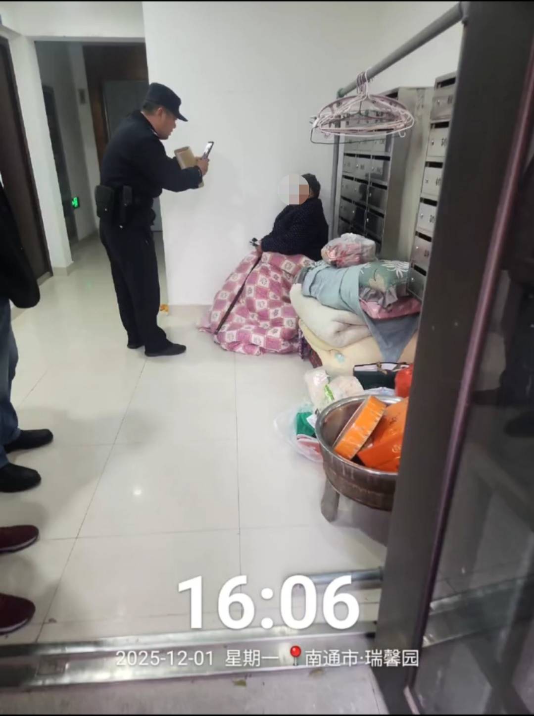 克里夫兰骑士 vs 波特兰开拓者
_江苏南通94岁老人被发现在楼道打地铺克里夫兰骑士 vs 波特兰开拓者
，社区：子女轮流赡养，可能送来时人不在家