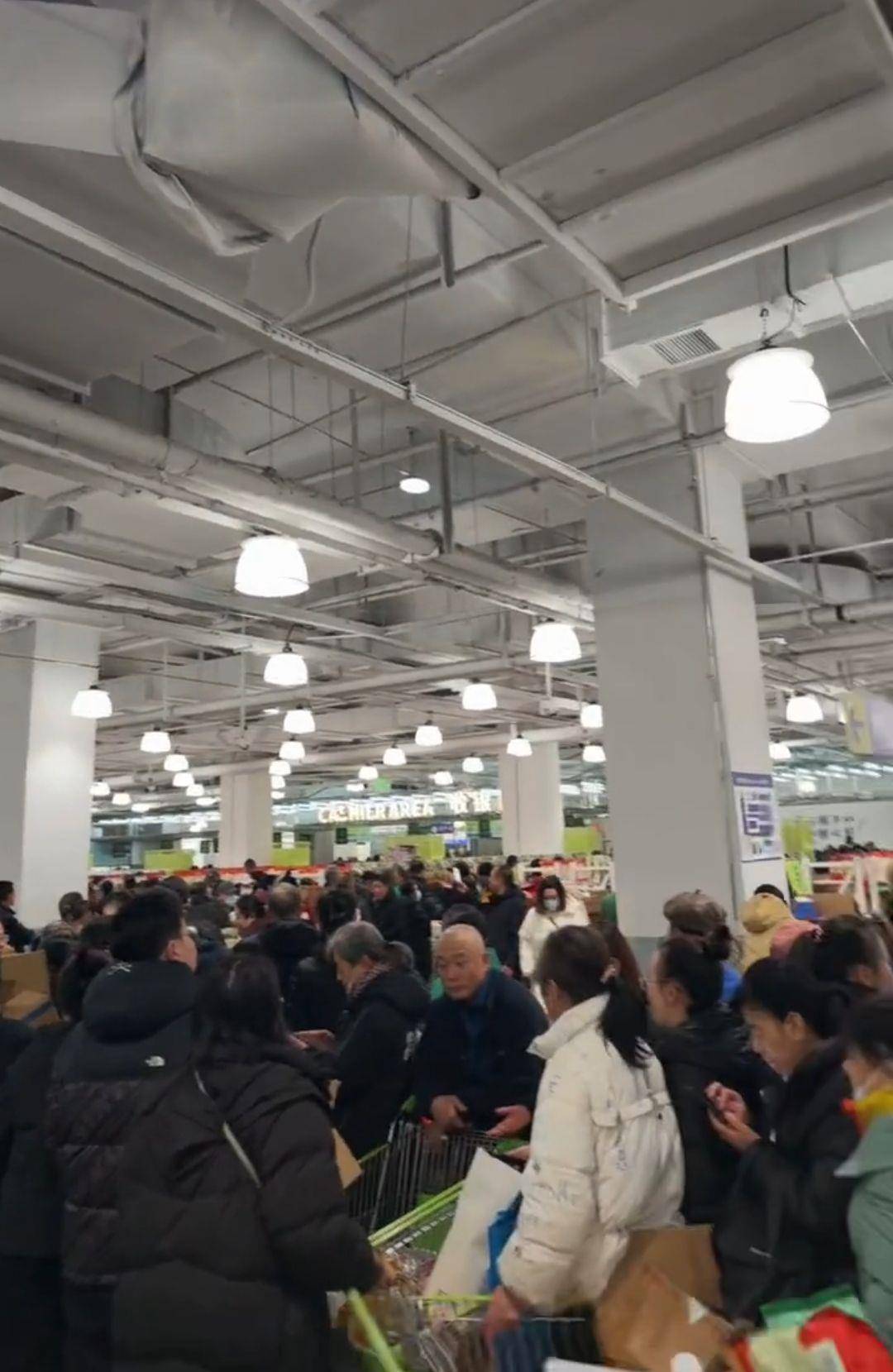 皇冠代理登1_山西零售龙头“美特好”多家门店闭店调改皇冠代理登1，部分门店出现货架大面积空置、购物限流、退卡时间长，相关部门已与企业对接，太原市消协：此次是调改并非彻底停业