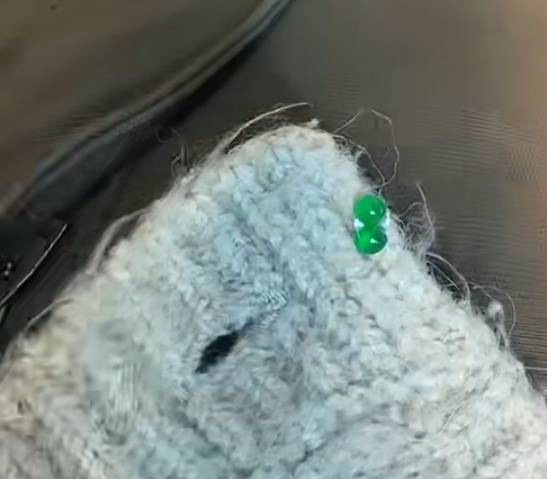 皇冠信用盘代理_广东一女子毛衣无意间粘走3000元翡翠耳环皇冠信用盘代理，一家家询问找到失主送还，店主：很感激