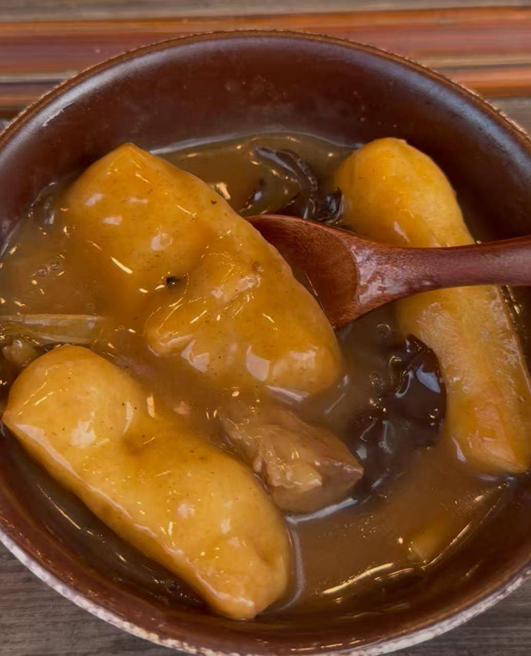 皇冠信用网代理_26岁郑州小伙伦敦闹市开店卖胡辣汤：原料来自国内皇冠信用网代理，一碗售价130元，日均客流约300人，外国顾客占三分之一