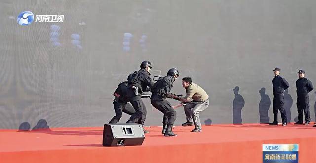 皇冠信用网登1_河南省委副书记、政法委书记观看反恐实战演练