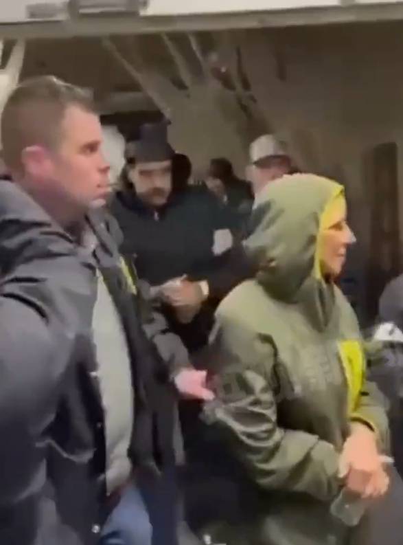 皇冠信用网如何注册_马杜罗现身美国缉毒局采指纹皇冠信用网如何注册，英语、西班牙语切换和众人打招呼，疑似左腿受伤