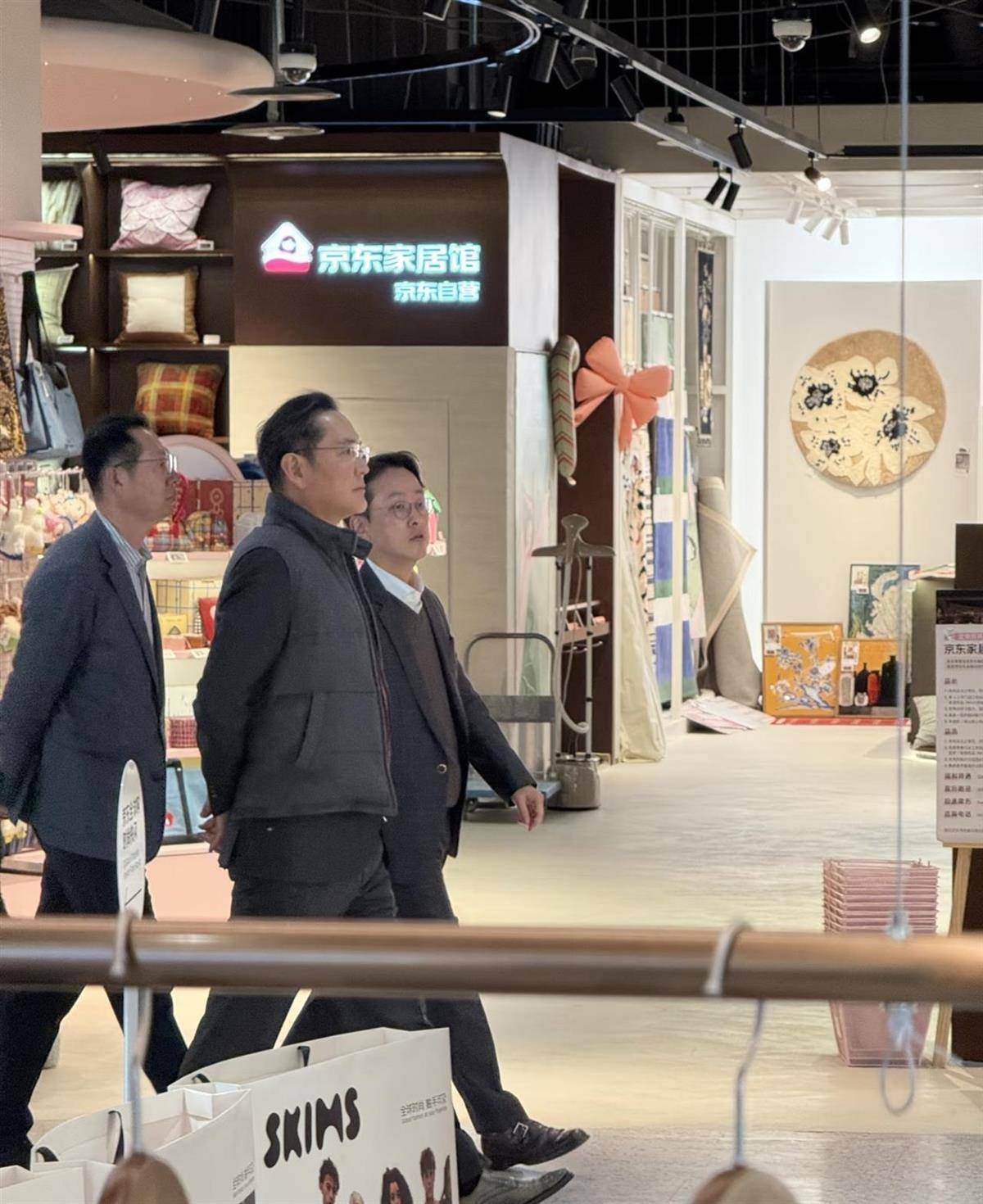 皇冠信用网如何注册_李在镕逛北京朝阳京东MALL买走100个labubu皇冠信用网如何注册，还看了海信163寸大电视，店员称“三星副会长也来了”