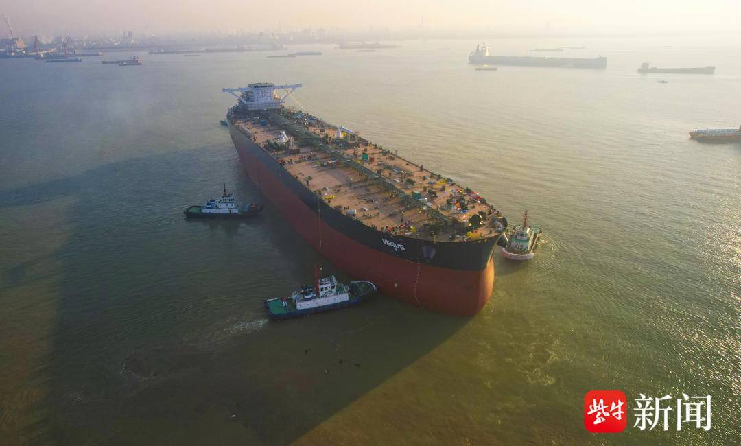 怎么开通皇冠信用开户_长332.9米怎么开通皇冠信用开户，宽60米开门红！镇江史上最大新造船顺利出坞拖带