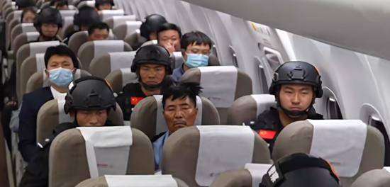 皇冠官方_四大电诈头目被押解回国皇冠官方，舱内特写画面首次曝光