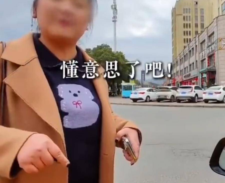 皇冠hga010_“看到你我害怕！”女子强烈要求男子挪车皇冠hga010，网友：不可理喻