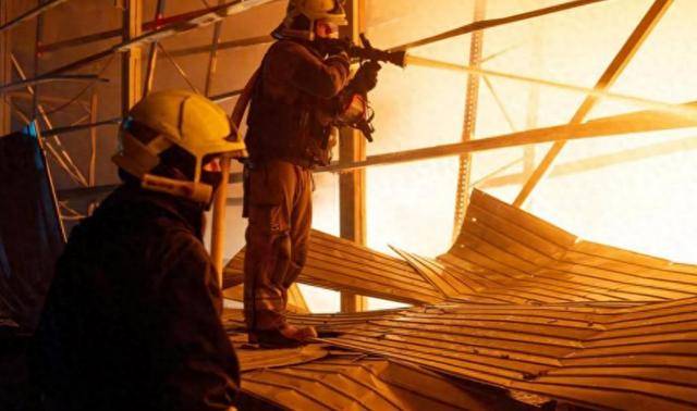 正版皇冠信用网开户_乌克兰宣布俄罗斯战败正版皇冠信用网开户,士兵尸体横七竖八,满地都是摩托车和汽车