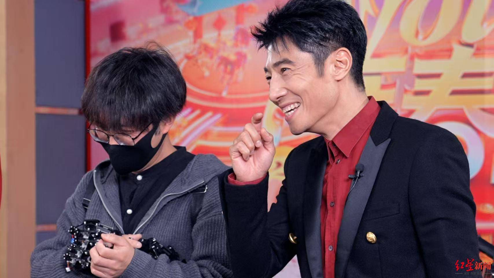 皇冠信用网怎么注册_春晚预热名场面皇冠信用网怎么注册！成都百万粉丝博主范十三带撒贝宁“御剑飞行”