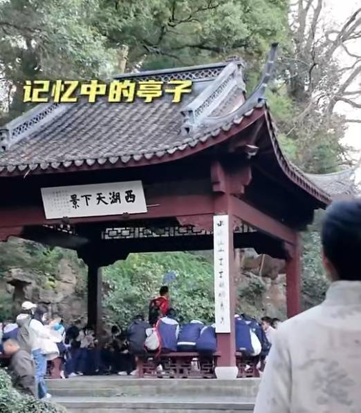 皇冠信用盘登123出租 _知名女演员在杭州坐公交：又回到熟悉的地方皇冠信用盘登123出租 ，网友：我的童年回忆啊